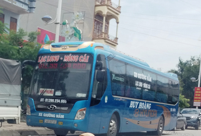 Xe dù đậu dọc đường Hùng Vương đón khách.