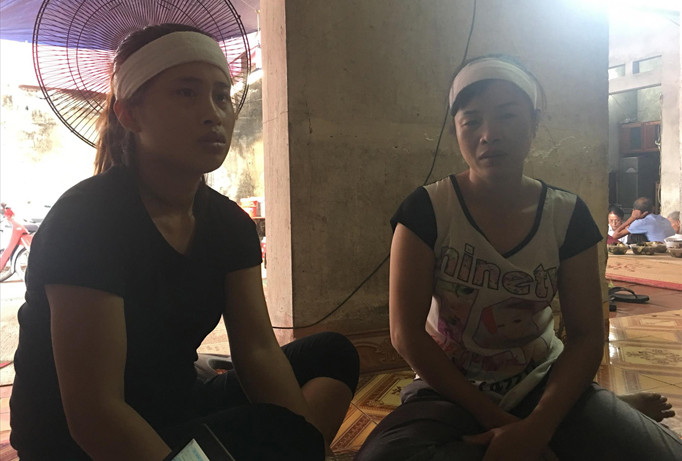 Chị Ngân và chị Huế (con gái bà Quyết) trao đổi với phóng viên.