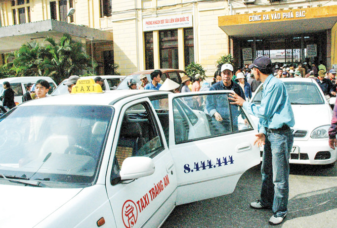 Taxi đón khách trước cửa ga Hà Nội. Ảnh: Hồng Vĩnh.