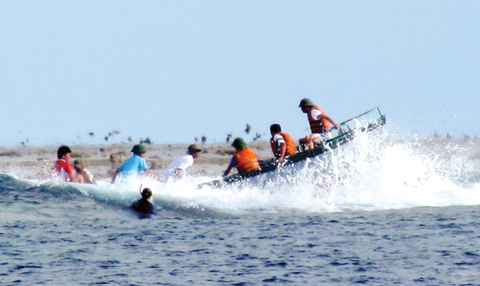 Ðưa người lên bãi Thuyền Chài khá khó khăn.