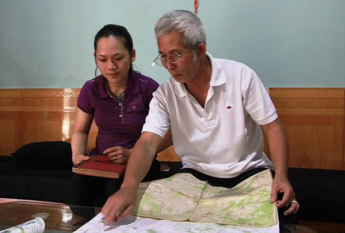 Ông Nguyễn Ngọc Sương chỉ tọa độ nơi đồng đội đã hy sinh.