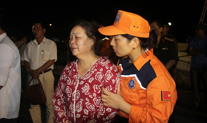 Thân nhân của thuyền viên tàu Hải Thành ngóng tin người thân. Ảnh: Đ.Thanh.