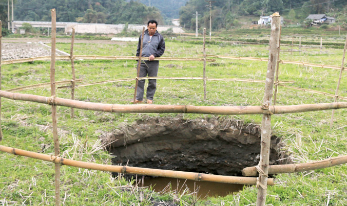 “Hố tử thần” liên tiếp xuất hiện ở cánh đồng thôn Nà Tùm.