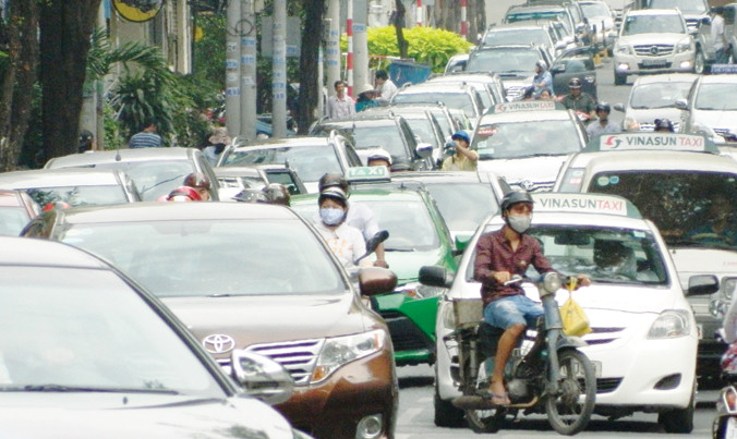 Ô tô con tăng đột biến cũng là thủ phạm gây kẹt xe. Ảnh: Huy Thịnh.