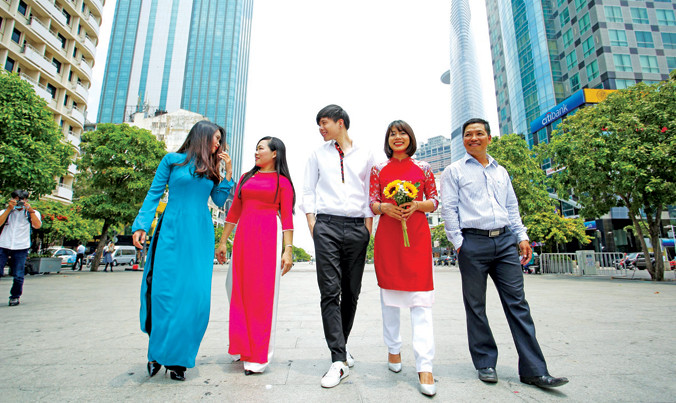 Các thành viên CLB những người sinh ngày 30/4 trên đường phố TPHCM trong những ngày tháng Tư lịch sử 2017. Ảnh: Cổ Liêm.