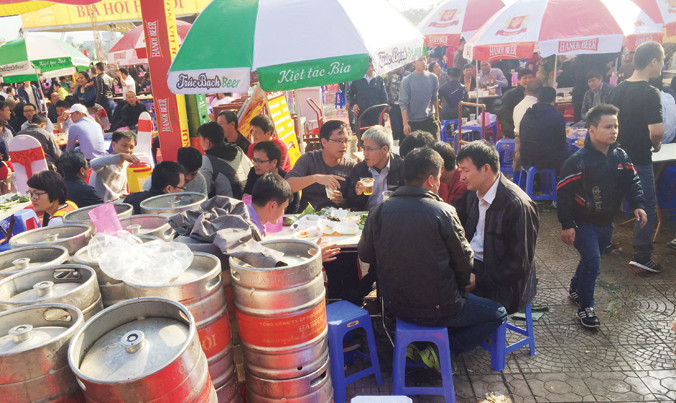 Các hộ kinh doanh vỉa hè được cho là mỏ thuế lộ thiên. Ảnh: Hồng Vĩnh.