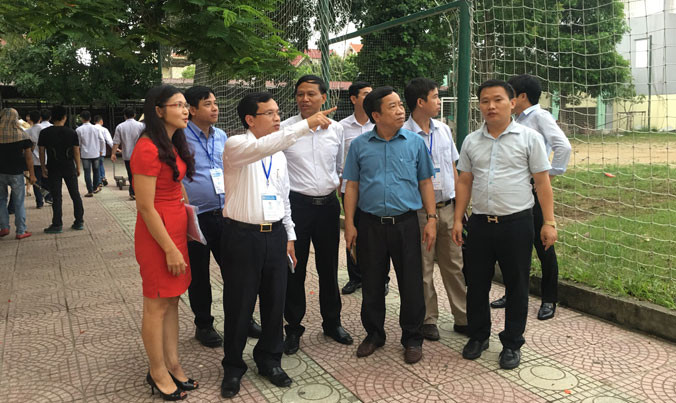 Kiểm tra công tác tổ chức thi tại điểm thi trường THPT An Hải, Hải Phòng. Ảnh: Nghiêm Huê.