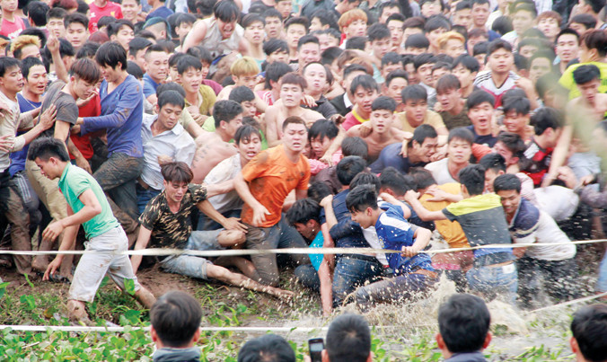 Với những lễ hội có yếu tố tranh cướp, Bộ trưởng VHTTDL đề nghị nghiên cứu phương án cho mùa sau để tránh đẩy người tham gia vào tình huống nguy hiểm. Ảnh: Toan Toan.
