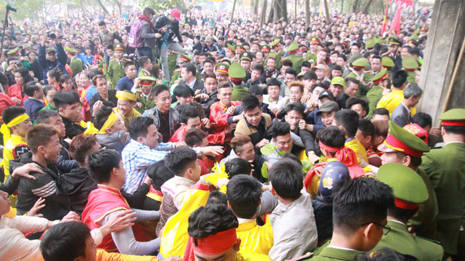 TS. Nguyễn Quốc Tuấn cho rằng cứ lối hành xử mê muội của một bộ phận người dân thì thần linh cũng bỏ đi. Ảnh: Nguyên Khánh.