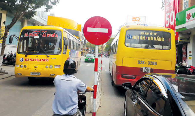Xe buýt dày đặc và trùng tuyến lấn hết đường đi của các phương tiện khác ở nội đô Đà Nẵng. Ảnh: Nguyễn Thành.