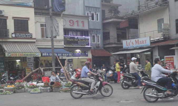 Hàng rong “vây” đảo giao thông