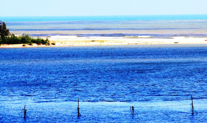 Cửa Tư Hiền qua hai lần nạo vét vẫn tắc, khiến lãnh đạo tỉnh cân nhắc liệu có nên tiếp tục kéo dài dự án gây “tốn” cát này.