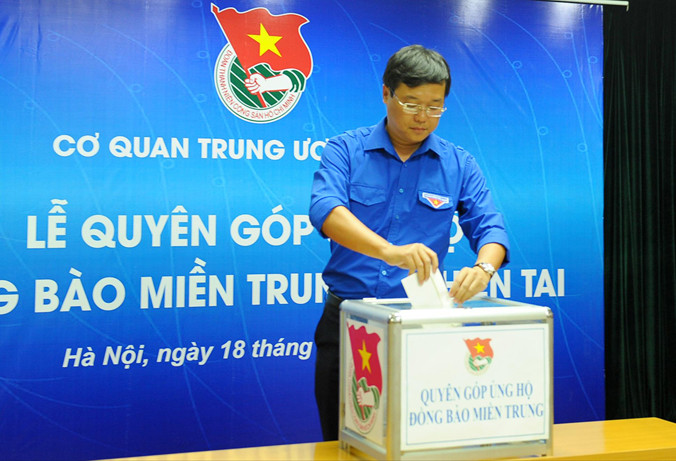 Bí thư thứ nhất T.Ư Đoàn Lê Quốc Phong ủng hộ tại lễ phát động. Ảnh: Xuân Tùng.