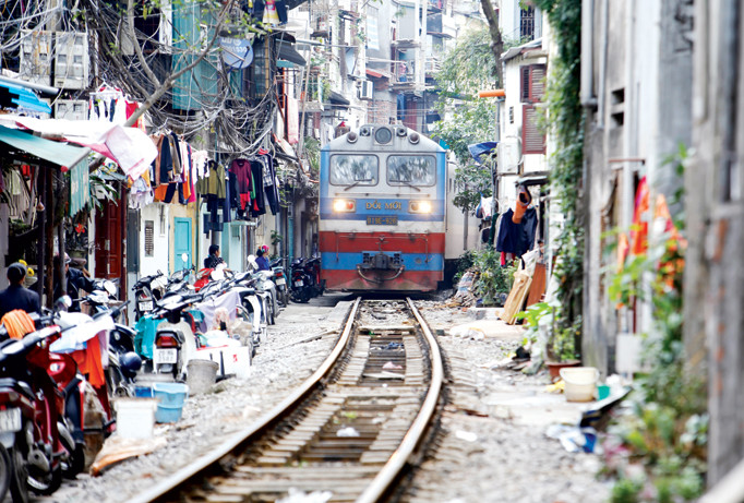 Hình ảnh tàu hỏa Bắc Nam xuyên qua khu tập thể của ngành Đường sắt Việt Nam. Ảnh: Như Ý.