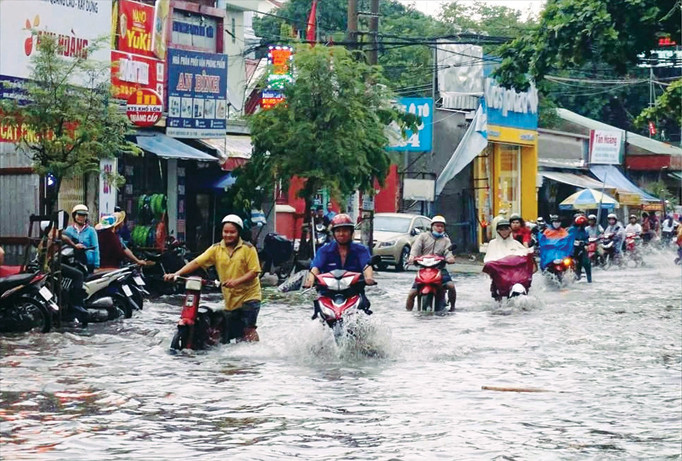 Tuyến đường Nguyễn Văn Quá (TPHCM) ngập vẫn hoàn ngập dù đã thi công xong công trình chống ngập. Ảnh: P.V.