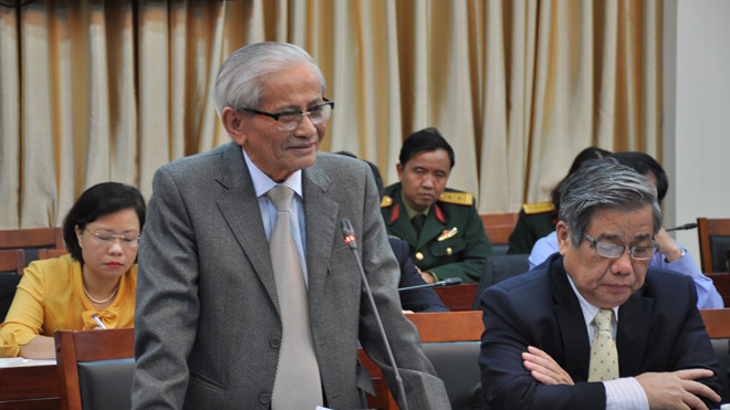 GS.NGND. Phan Huy Lê trình bày nhiều thành tựu mới trong nghiên cứu lịch sử và thông tin về bộ quốc sử 25 tập. Ảnh: T.Toan.