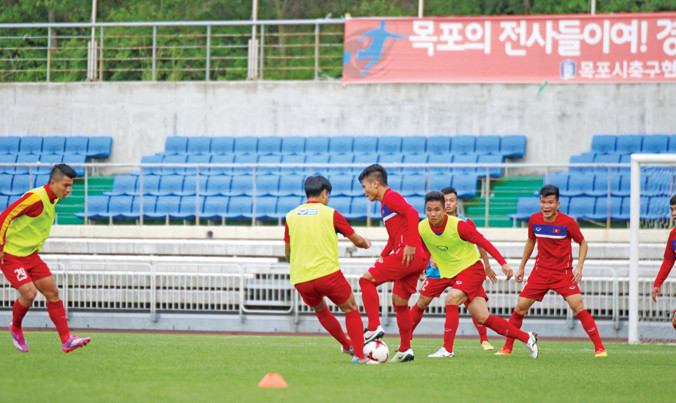 Các cầu thủ U20 tích cực chuẩn bị cho trận mở màn gặp U20 New Zealand. Ảnh: Đoàn Nhật.