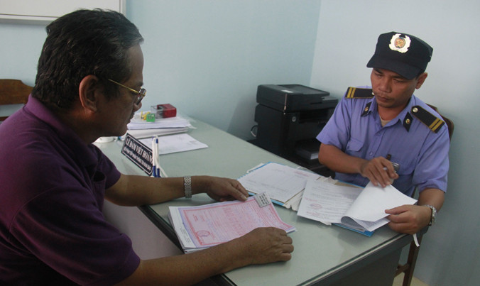 Hàng hóa trước khi bốc vào từng quầy trong chợ đều phải kê khai xuất xứ, số lượng, thông tin đơn vị kinh doanh… Ảnh: Thanh Trần.