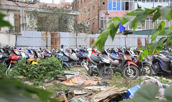Hàng trăm xe máy gửi gần cổng ra bến xe Mỹ Đình.