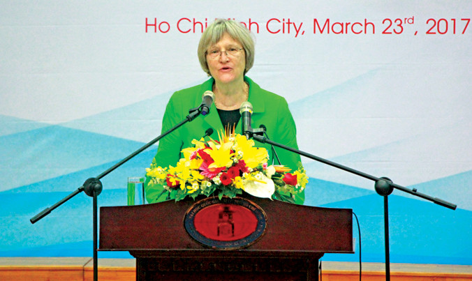 Giáo sư Drew Gilpin Faust, Hiệu trưởng đại học Harvard thuyết trình về chủ đề Nội chiến Mỹ trước khoảng 1.000 sinh viên ĐH KHXH&NV TPHCM.