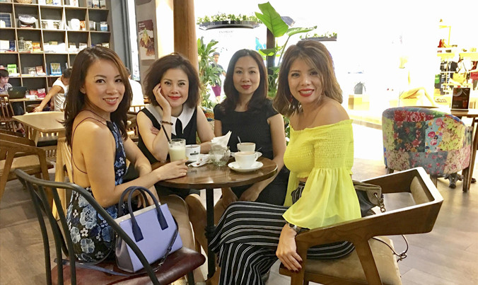 Tik Tik Tak (từ trái qua: Thu Hà, Thùy Vân, Yến Dung, Hồng Thúy) tranh thủ làm minishow ở Hà Nội khi đủ mặt thành viên. Ảnh: NVCC.