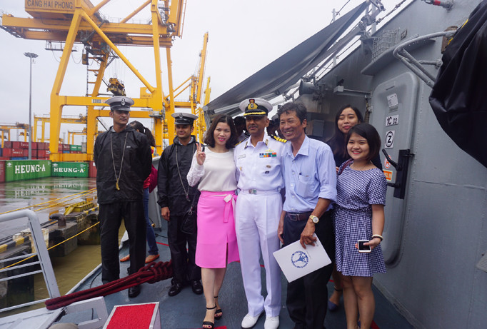 Thuyền trưởng tàu INS SATPURA giao lưu với khách tham quan. Ảnh: L.A.