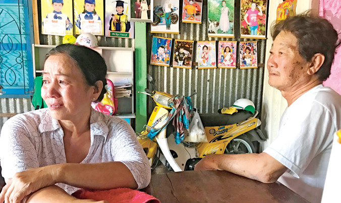 Vợ chồng ông Mã Văn Thương nước mắt ngắn dài chờ giải quyết.