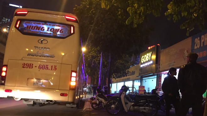 Xe hợp đồng Hưng Long lập “bến dù” đón khách trên đường Phạm Hùng. Ảnh: Nguyễn Hoàn.