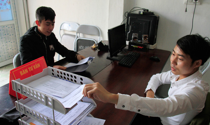 Anh Vũ Văn Trọng, Tư vấn viên Trung tâm Đào tạo lao động xuất khẩu (Sở LĐTB&XH tỉnh Vĩnh Phúc), đang tư vấn cho một thanh niên có nhu cầu đi xuất khẩu lao động. Ảnh: Trường Phong.