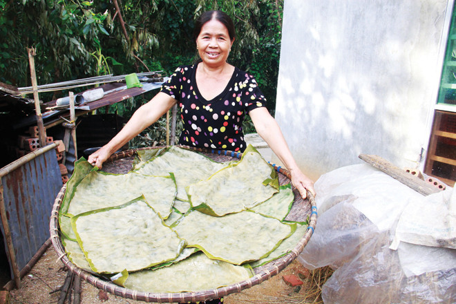 Mẻ bánh đăng báo mới ra lò. Ảnh: Thanh Trần.