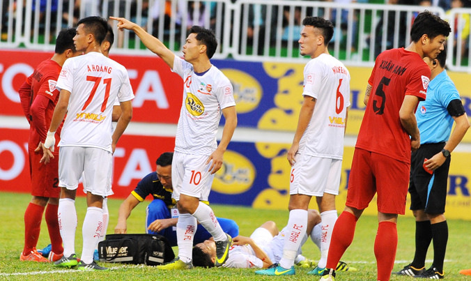 Công Phượng (giữa) vẫn chưa thể hiện được mình trong lần đầu trở lại sân Pleiku sau khi rời Mito Hollyhock. Ảnh: VSI.