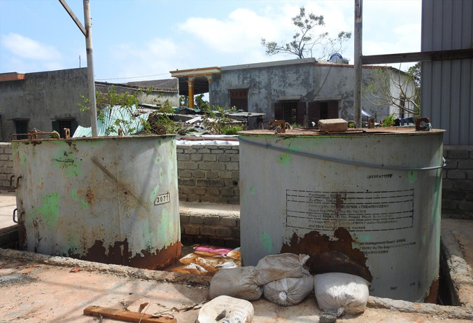 Kho hóa chất bị lộ khi bão số 10 đánh tốc mái.