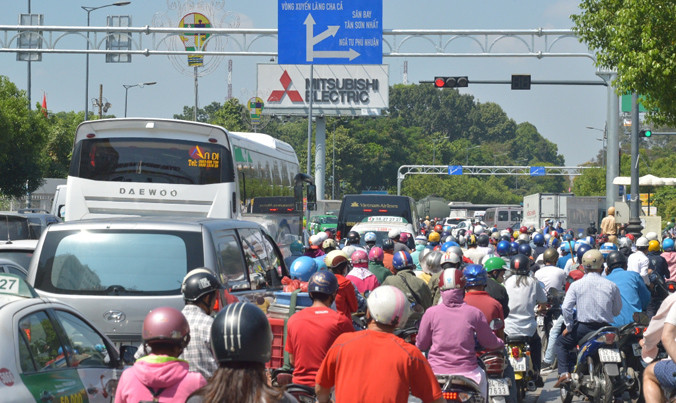 Cửa ngõ vào sân bay Tân Sơn Nhất liên tục kẹt xe kinh hoàng. Ảnh: Ngô Bình.