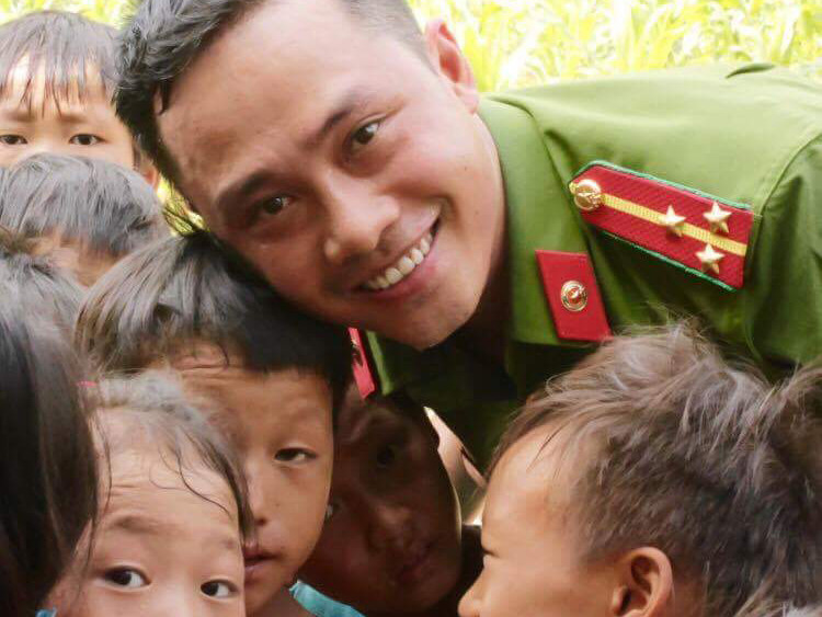 Đại úy 'giải cứu' chổi ế