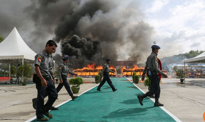 Toàn bộ số ma túy bị bắt giữ trị giá hơn 1 tỷ USD đã bị thiêu hủy ngày 26/6 tại biên giới Myanmar, Thái Lan. Ảnh: Reuteurs.