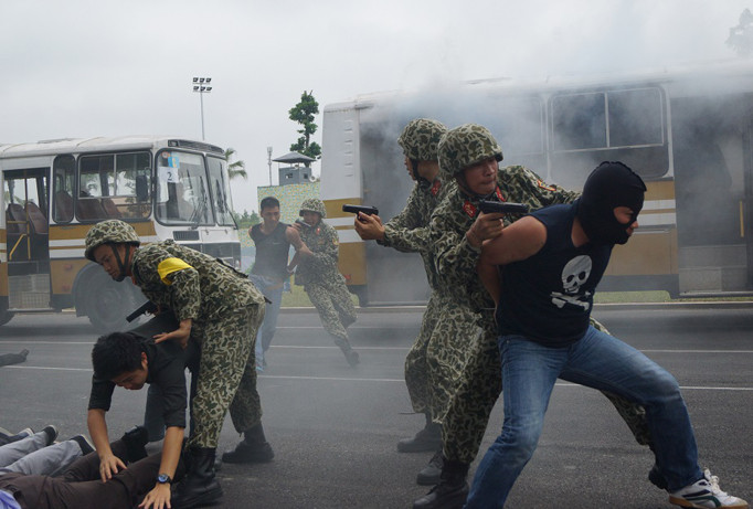 ĐVTN Binh chủng Đặc công tham gia diễn tập chống khủng bố, giải thoát con tin, tháng 5/2017. Ảnh: Nguyễn Minh.