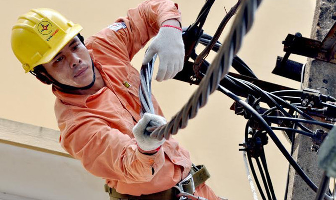 Nếu muốn tăng giá điện, EVN sẽ phải minh bạch hoạt động và chi phí hơn nữa. Ảnh: Hoa Việt Cường.