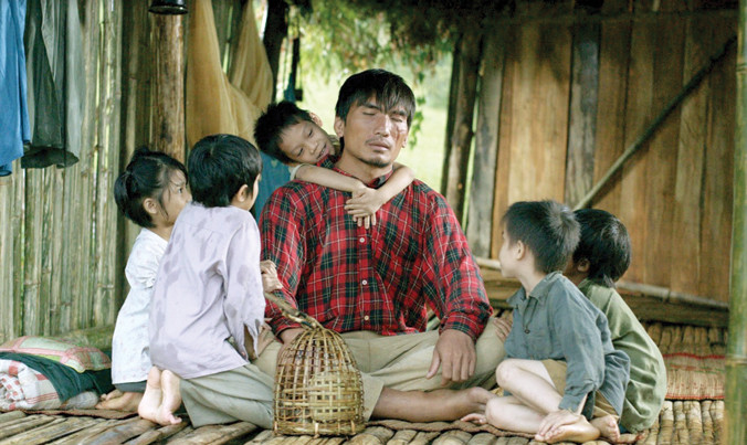 Cảnh trong phim “Cha cõng con”.