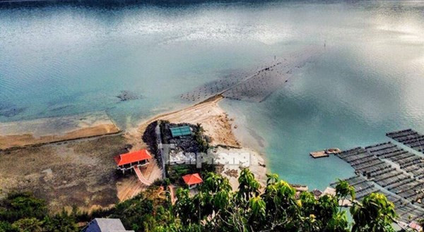 Toàn bộ công trình nằm gọn dưới chân núi Bánh Sữa và quay về hướng Tây Nam. Ảnh: Hoàng Dương