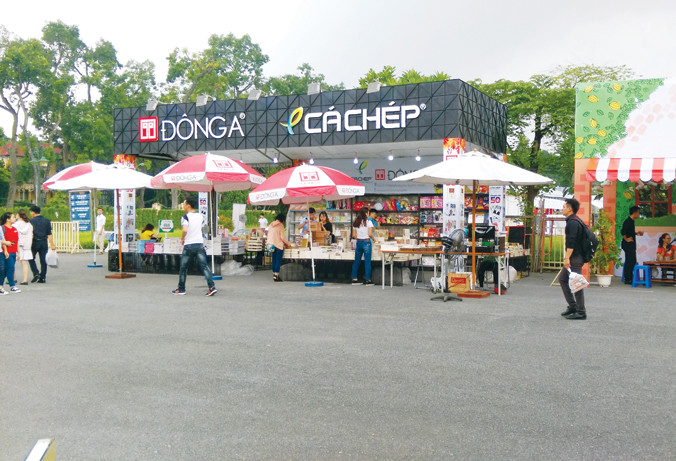 Các dãy hàng vắng khách trong buổi khai mạc 22/9.