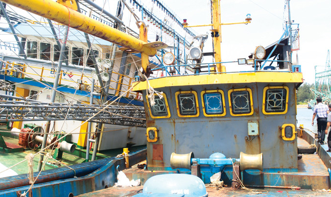 Tàu vỏ thép của ngư dân Bình Định hư hỏng nằm bờ. Ảnh: Hoài Văn.