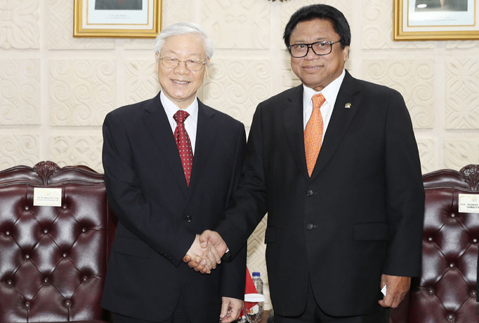 Tổng Bí thư Nguyễn Phú Trọng hội kiến Chủ tịch Hội đồng Đại biểu địa phương Indonesia Oesman Sapta Odang. ẢNH: TTXVN.