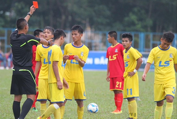 Cầu thủ U15 SLNA nhận thẻ đỏ sau những pha vào bóng thô bạo với đối thủ. Ảnh: Đoàn Nhật.