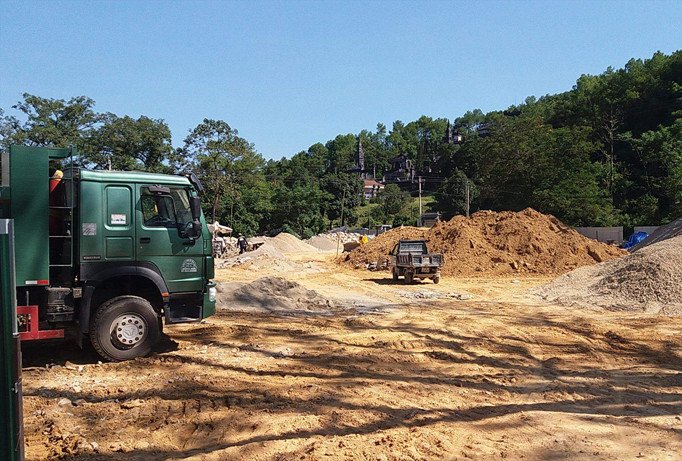 Bãi đỗ xe mới trong giai đoạn thi công này không thuộc khu vực I khoanh vùng bảo vệ di tích, không ảnh hưởng phong thủy lăng vua.