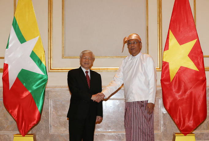 Tổng thống Myanmar Htin Kyaw đón Tổng Bí thư Nguyễn Phú Trọng. Ảnh: TTXVN.