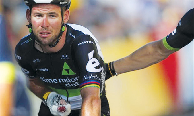 Mark Cavendish nỗ lực về đích dù bị chấn thương khá nặng sau pha va chạm với Sagan. Ảnh: GETTY IMAGES.