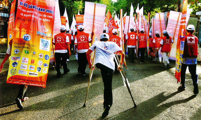 Bức ảnh “Đồng hành” được chọn triển lãm (không đoạt giải). Bên dưới là tác giả của nó - Trần Thế Phong, người tuyên bố trả lại giải C cho cuốn sách ảnh “Ánh sáng cuộc sống” của ông.