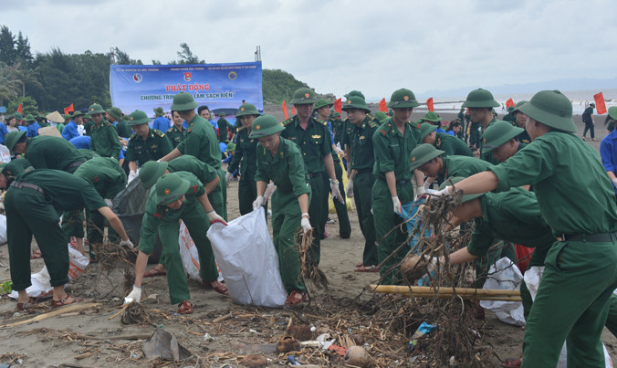 Tuổi trẻ BĐBP Hải Phòng tham gia chiến dịch “Hãy làm sạch biển”.