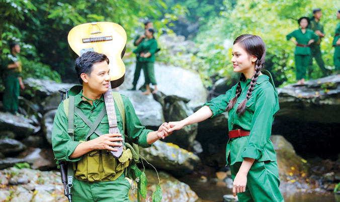 Phạm Phương Thảo khi quay MV “Ru em nắm đất Truông Bồn”. Ảnh: NVCC.