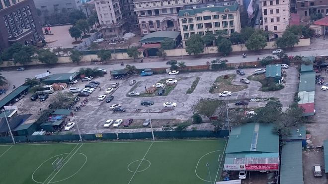 Lô đất dự án được cho thuê làm bãi tập lái xe, gara ô tô trái phép thuộc phường Mễ Trì, quận Nam Từ Liêm. Ảnh: Tuấn Nguyễn.